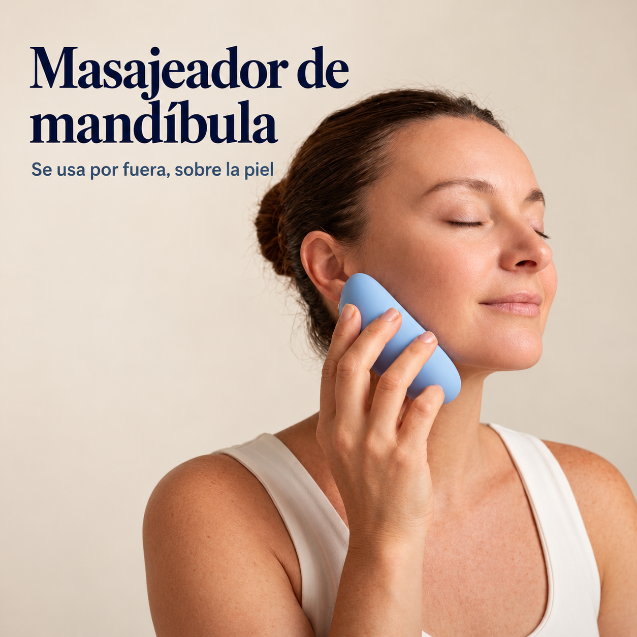 Mujer usando el masajeador BruxZen sobre la mand&iacute;bula